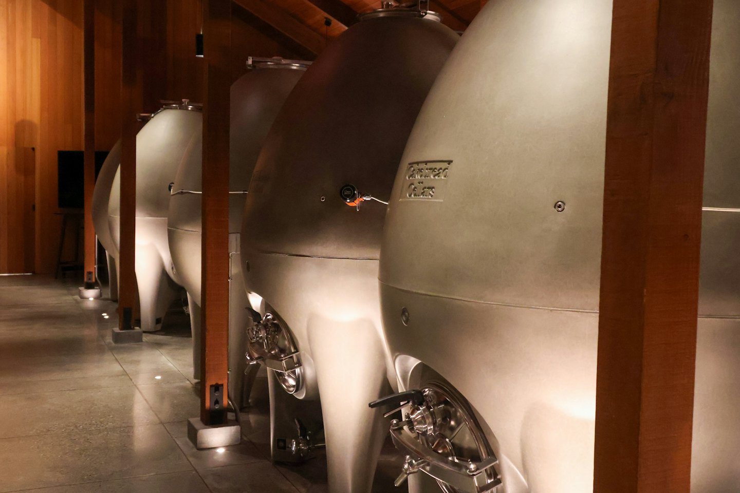 Moderne vasche di fermentazione del vino in acciaio inossidabile in una cantina.